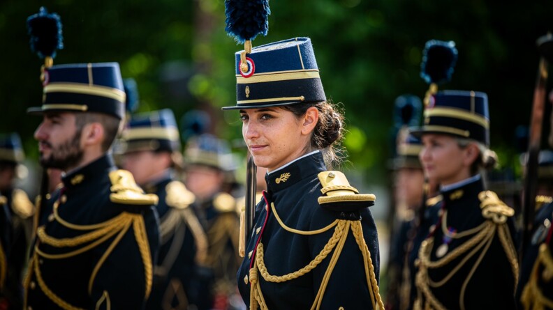 Une officier élève en tenue de tradition