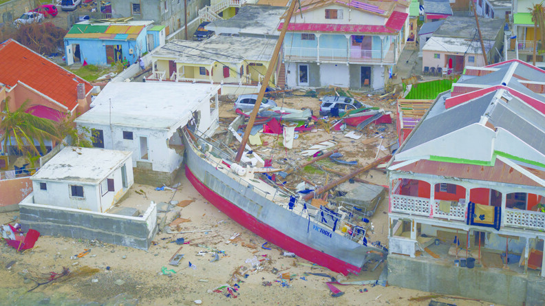 voilier échoué apres le passage de l'ouragan Irma