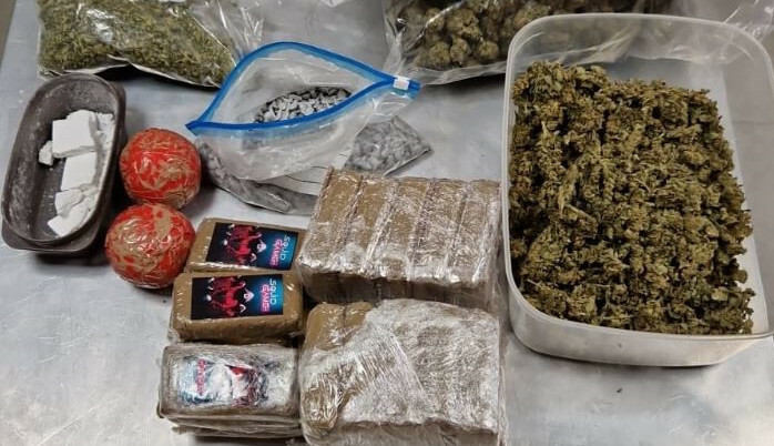 Des lingots de resine de cannabis, de l'herbe et autres drogues