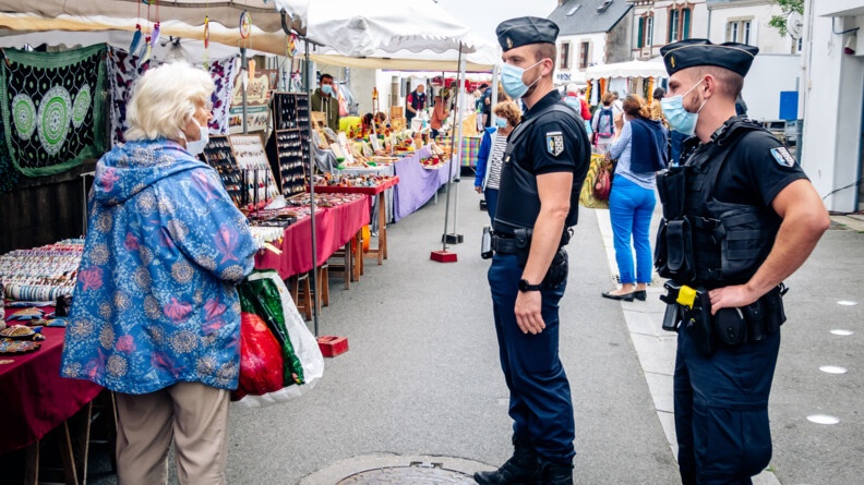 La gendarmerie nationale rencontre la population sur le marché de  Saint-Pol-de-Léon