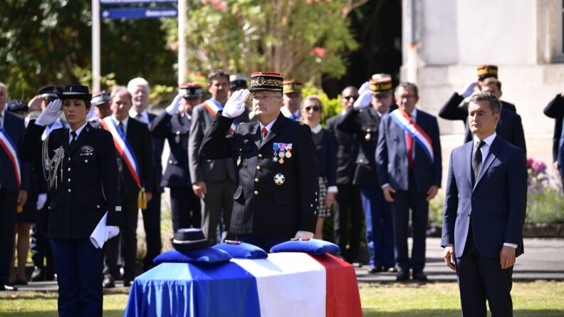 Le ministre de l’Intérieur, Gérald Darmanin, et le directeur général de la gendarmerie nationale, le général d’armée Christian Rodriguez, rendent hommage à la major Mélanie Lemée.
