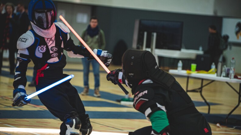 Deux combattants au premier Championnat de France de sabre laser, les 18 et 19 février, à Metz.