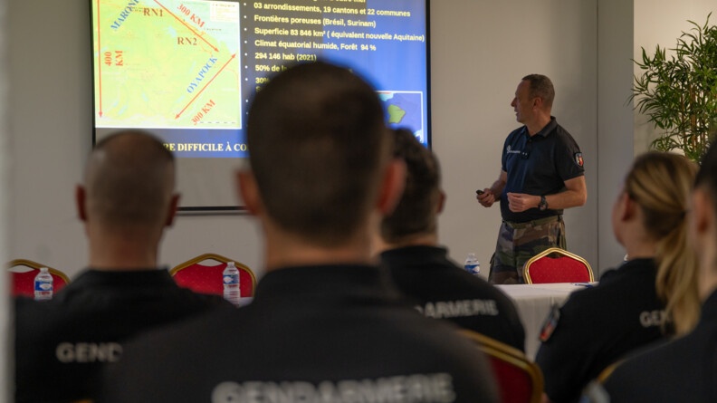 Général groupement tactique gendarmerie présentant la carte de la Guyane aux militaires de l'EGM 13/5 à l'occasion des conférences d'accueil.