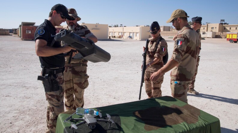 Des gendarmes de l'Air en OPEX au Mali testent des armes et des drones.