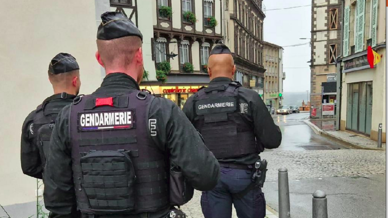 Militaires de la gendarmerie mobile patrouillant en ville.