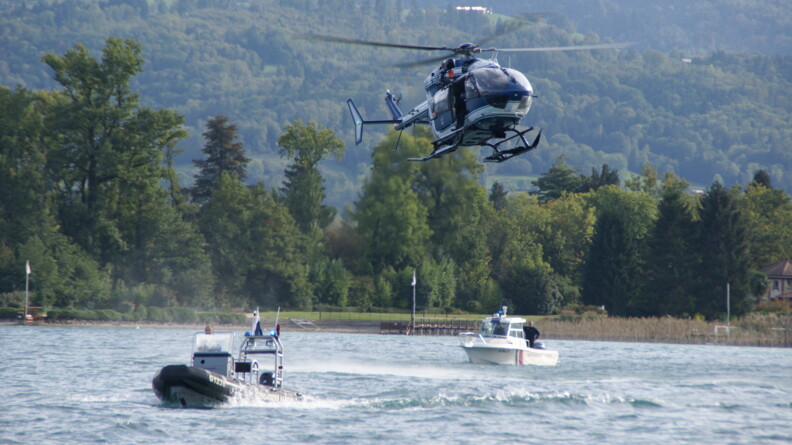 Sur le lac d'Annecy, après avoir terminé l'exercice d'hélitreuillage, les deux bateaux de la gendarmerie et l'hélicoptère de la SAG de Modane se rendent sur le lieu du deuxième exercice.
