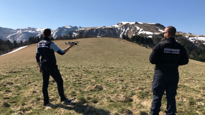 Sur le Mont-Dore, dans le massif du Sancy, les télépilotes de drone sont à l'affût d'éventuels randonneurs.