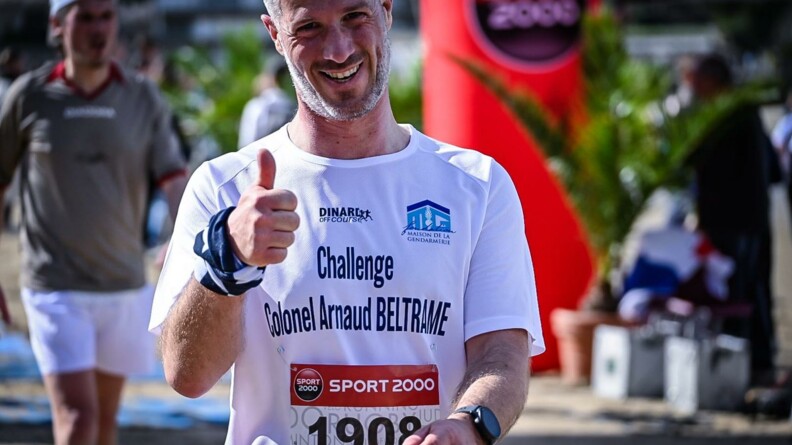 Participant de la course du Challenge Arnaud Beltrame faisant le signe avec le pouce levé.
