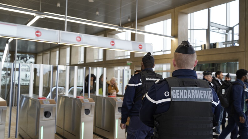 Gendarmes de la BMTC procédant à des contrôles à la station Saint-Genis-Laval Hôpital Lyon Sud.