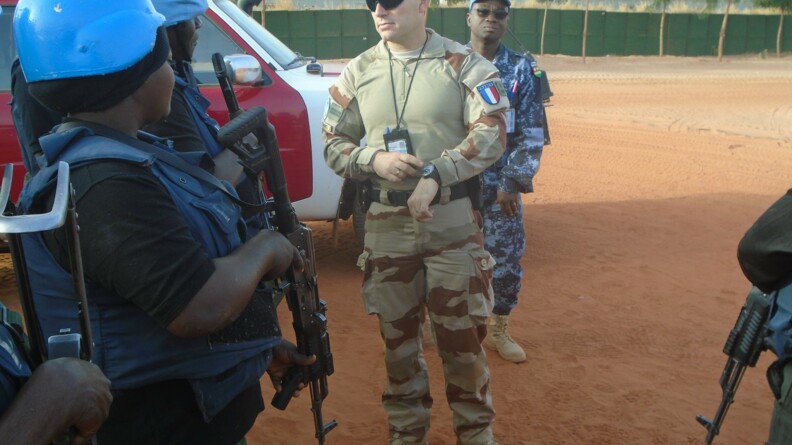 Un gendarme en mission pour l'Organisation des Nations Unies briefe des militaires armés à Tombouctou.