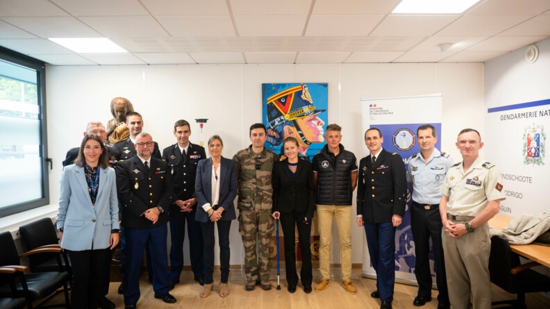 Photo de groupe, avec Gaëlle Edon, au centre dans la salle d'honneur de la Direction Générale de la Gendarmerie Nationale