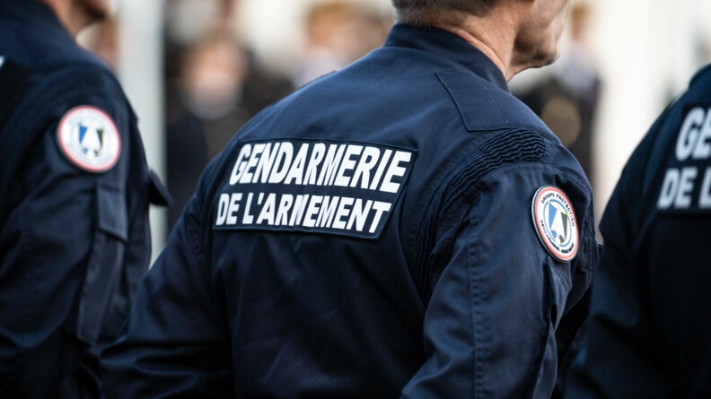 Trois militaires de dos avec noté sur leur tenue "Gendarmerie de l'armement".