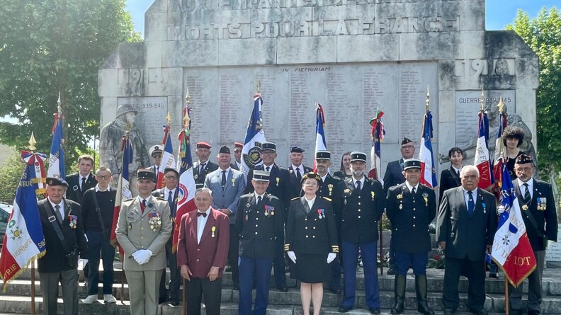 Les autorités militaires posent aux côtés des portes drapeaux devant le monument aux morts de Cahors.