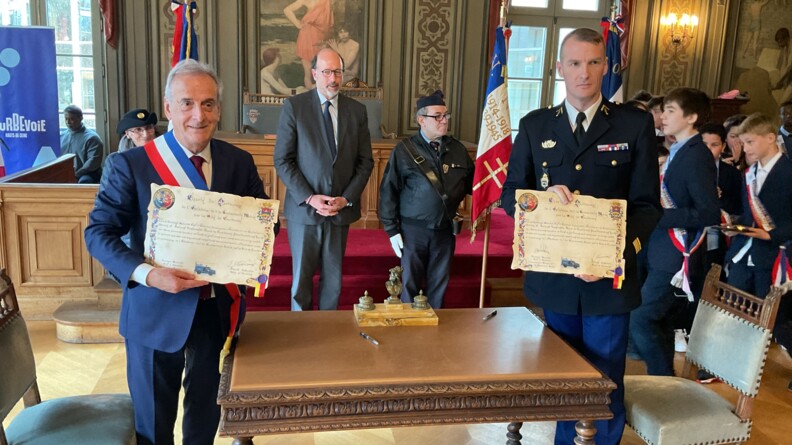 Le chef de l’Escadron de gendarmerie mobile (EGM) 16/1, à droite, et le maire de Courbevois, présentent leur exemplaire respectif du parrainage signé le mercredi 27 mars 2024.