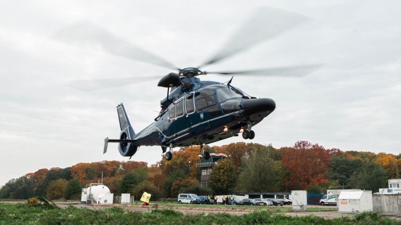 Un hélicoptère de la police fédérale allemande décolle pour projeter des policiers et des gendarmes sur des points de contrpole routier.