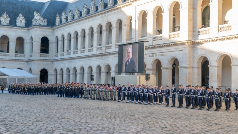 Dans la cour des invalides les militaires en rang pour rendre hommage à Jacques Delors.
