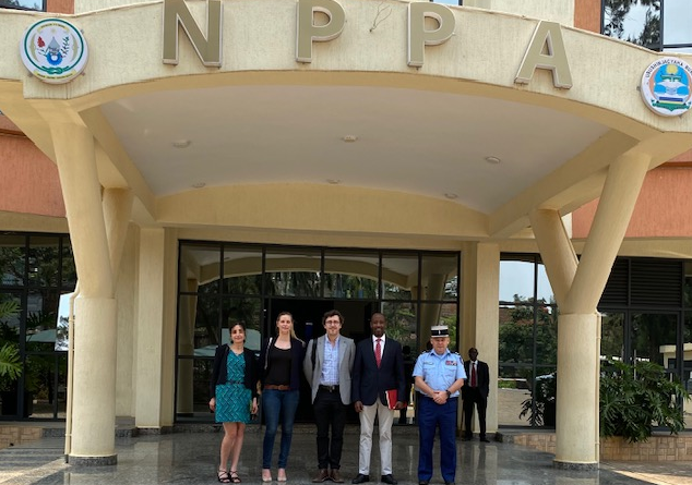 Le colonel Lesaffre, à droite, aux côtés de quatre autres personnes en civil, deux femmes et deux hommes, devant le bâtiment du National Public Prosecution Authority (NPPA) du Rwanda.