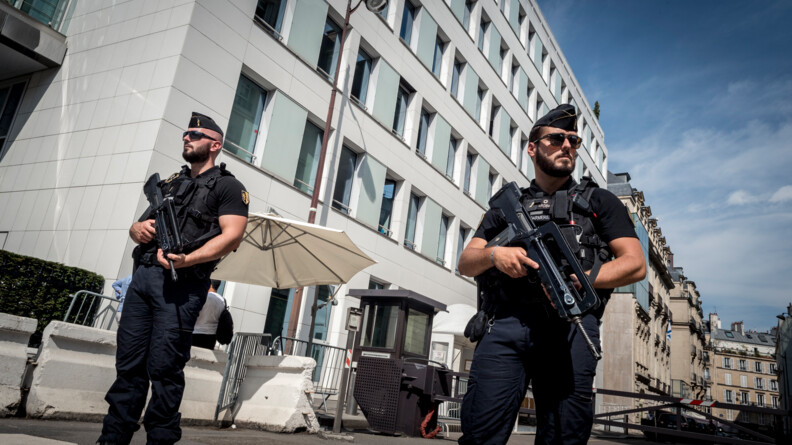 Deux gendarmes debut, portant un fusil, marchent côté à côté à proximité de l'Ambassade d'Israël à Paris