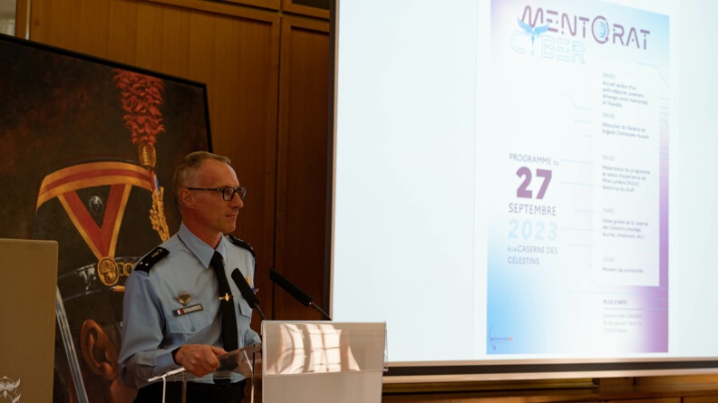 Le Général Christophe Husson, commandant de la gendarmerie dans le cyberespace, prononce son allocuton à l'occasion de la rentrée de la première promotion du mentorat cyber dans la salle d'honneur de la caserne des Célestins à Paris.