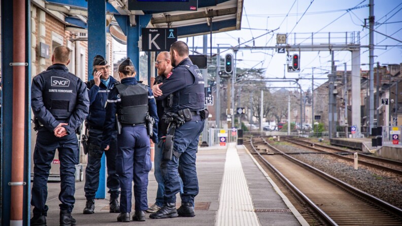 Sur un quai dans une gare, des gendarmes et des agents de sécurité de la SNCF sont entrain d'effectuer un controle commun.