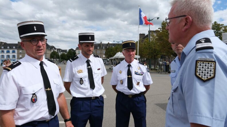 Le colonel Erwann Ropars, adjoint au commandant de la Région de gendarmerie de Bretagne, à droite, échange avec les trois membres du staff de l'équipe de France militaire de rugby.