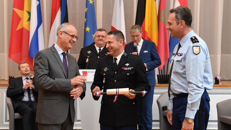Le colonel Hubert Charvet reçoit son diplôme des mains du préfet Stéphane Bouillon, directeur de cabinet du ministre de l'Intérieur, et du général Arnaud Browaëys, mardi 30 juin à l'Hôtel Beauvau.