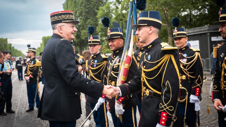 Le général d'armée Christian Rodriguez, Directeur général de la gendarmerie nationale (DGGN), serre la main d'un élève-officier de la garde au drapeau de l'Ecole