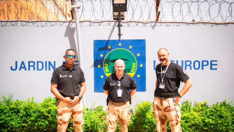 Trois gendarmes posent dans la cour "Jardin de l'Europe" des locaux d'Eucap Sahel à Niamey.