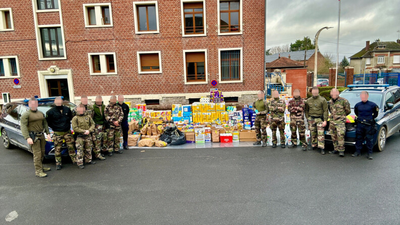 Les gendarmes de la Compagnie d'Avesnes-sur-Helpe pose de part et d'autre des produits saisis lors d'une opération judiciaire.