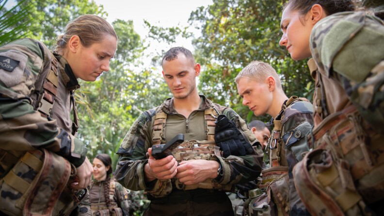 Militaire apprenant à utiliser le téléphone inmarsat.