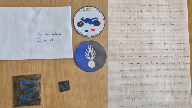 A gauche, l'enveloppe adressée à la gendarmerie nationale, et les dessins de Tom représentant une moto, une grenade, et des grades de gendarmerie. A droite la lettre manuscrite de Tom.