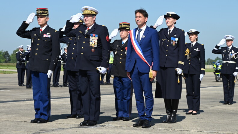 De gauche à droite, l’Inspecteur général des armées-gendarmerie (IGAG), le général d’armée Bruno Jockers, le commandant de la gendarmerie de l’Air, le général de brigade Jean-François Valynseele, le le chef d’état-major de l’armée de l’Air et de l’Espace (CEMAAE), le général d’armée aérienne Stéphane Mille et le major général de la gendarmerie (MGGN), le général de corps d’armée André Pétillot