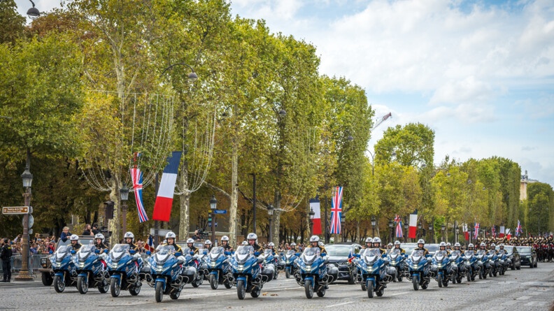 Les motocyclistes de la Garde républicaine escortant le convoi royal et présidentiel sur les Champs Elysées