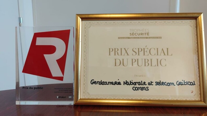 Photo montrant le prix du public décerné à la gendarmerie.