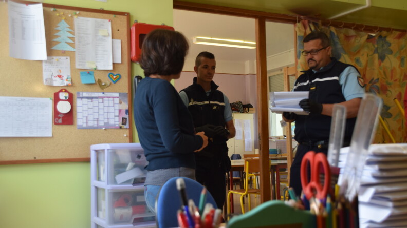 Les gendarmes de la communauté de brigades de Fraize ont rendez-vous à l'école avec l'institutrice, afin de récupérer les documents pédagogiques à distribuer.
