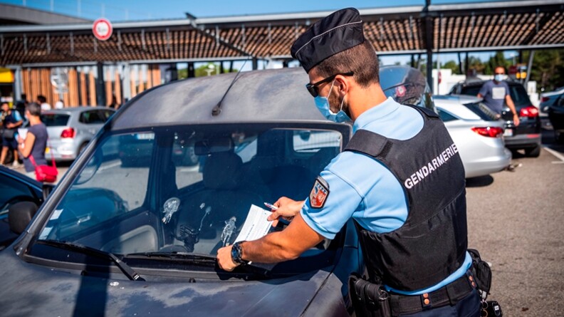 Pour appuyer leur action, les gendarmes distribuent, ou déposent sur le pare-brise des véhicules, des "flyers" de prévention contre les vols à la roulotte, qu’ils possèdent en français, en anglais et en allemand.