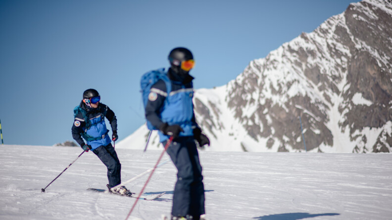 Les gendarmes de l'EGM de Saint-Gaudens patrouillent à ski sur les pistes du domaine de Piau Engaly, dans les Hautes-Pyrénées.