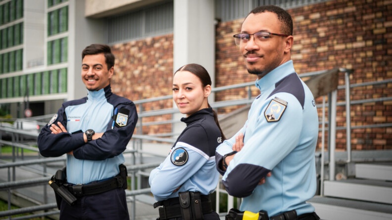 Trois gendarmes de la BGTA de Paris-Orly posent avec les nouveaux modèles de tenues testés par la gendarmerie.