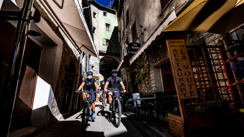 Le vélo est le meilleur moyen pour les gendarmes du PSIG de patrouiller dans les ruelles du centre-ville de Castellane.
