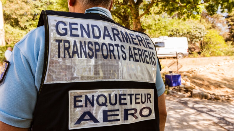Gendarme en polo avec dossard "Gendarmerie des transports aériens - enqueteur aéro"