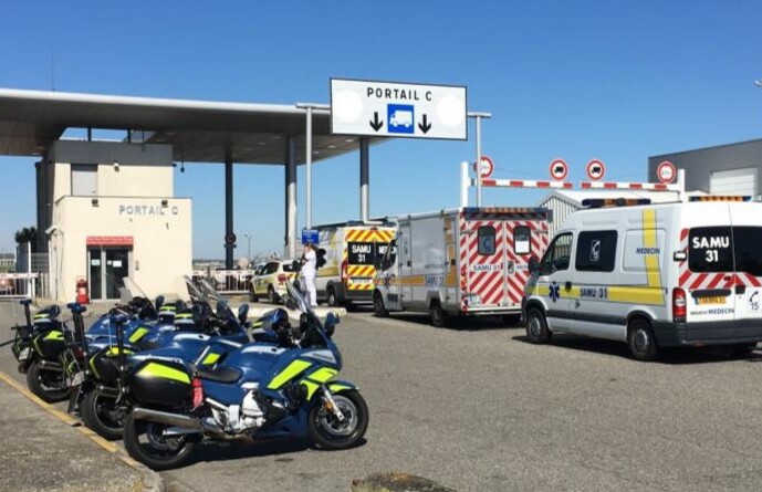 Motocyclistes de l'EDSR31 réalisant une escorte sanitaire au profit du SAMU31 qui transporte des malades atteints du COVID-19.