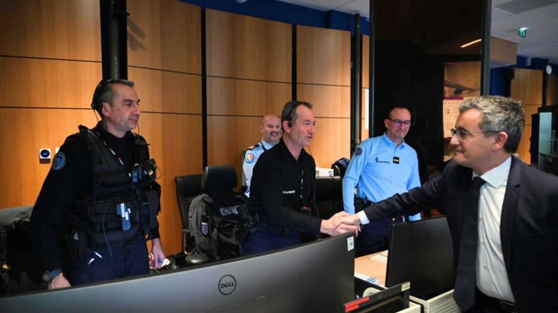 Ministre de l'Intérieur et des Outre-mer serrant les mains de gendarmes à la Préfecture de police de Paris.