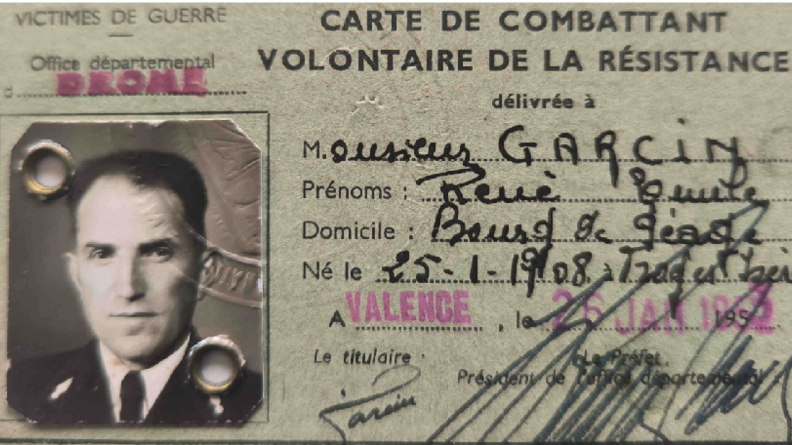 L'illustration représente une acrte de combattant volontaire de la résistance, au nom de Monsieur Garcin. La carte comporte sur sa partie gauche une photographie en noir et blanc d'un homme d'âge moyen, en uniforme.