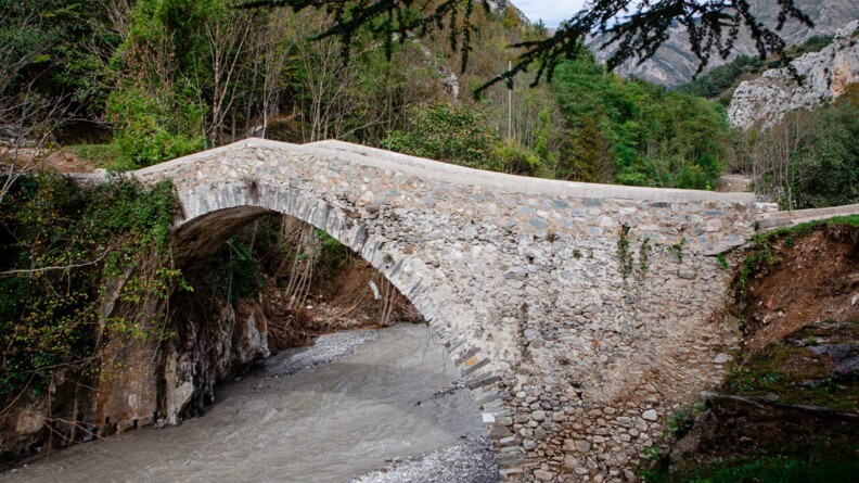 Seul le petit pont de pierre a tenu le choc. Les ouvrages modernes ont été emportés par le torrent de boue.