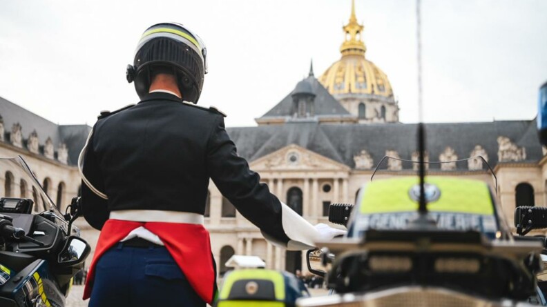 Motocycliste de la gendarmerie, de dos, avec plusieurs motos, lors de la cérémonie du 16 févier 2023 aux Invalides, à Paris.