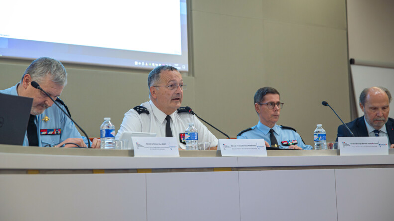 Le Directeur général de la gendarmerie,  entouré d'officiers généraux, s'exprime au micro
