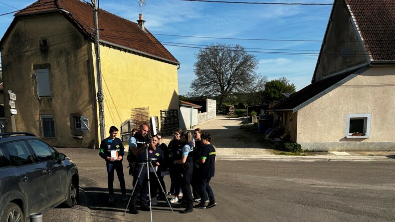 Dans le village de Bougey, une dizaine de cadets et un gendarme observent le fonctionnement des jumelles.