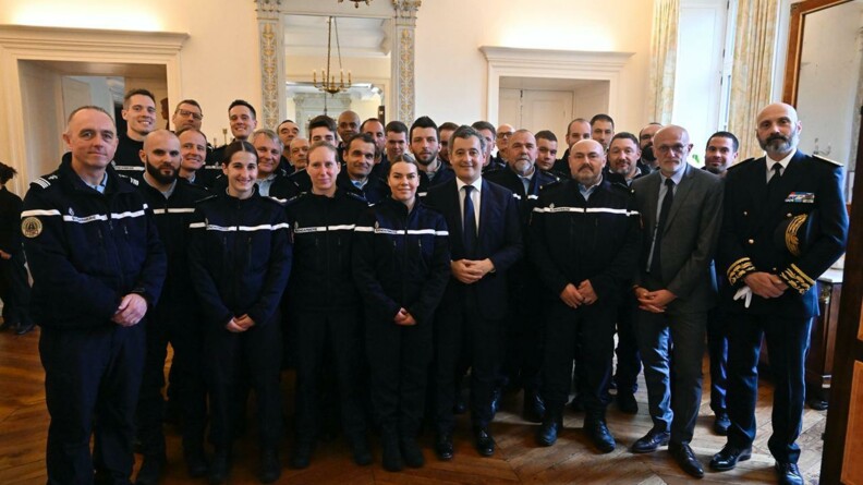 Photo de groupe des 26 réservistes gendarmerie et du ministre de l'Intérieur.