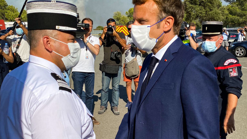 Le président de la République, Emmanuel Macron, s'est rendu sur place afin de faire un point de situation. Ici avec le colonel Guillaume Dinh, commandant le Groupement de gendarmerie départementale du Var.