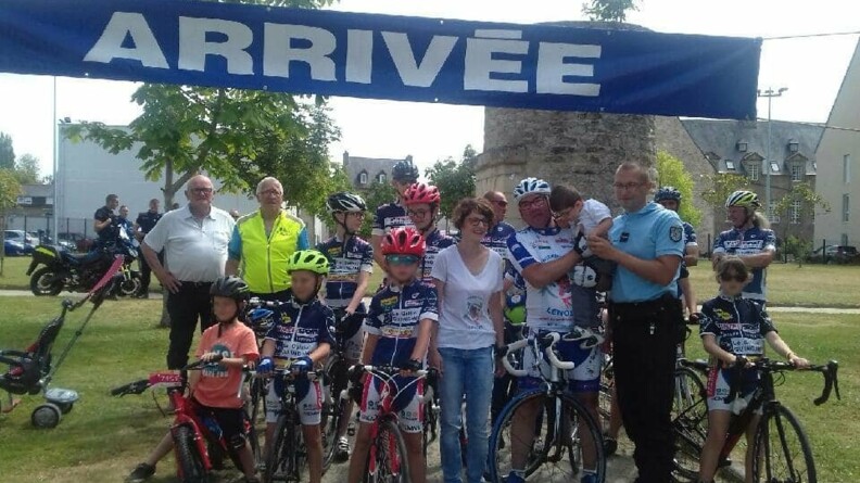 Didier Bordet, accompagné des jeunes cyclistes du club de Guingamp, est accueilli sur la ligne d'arrivée par Lenoick et ses parents.